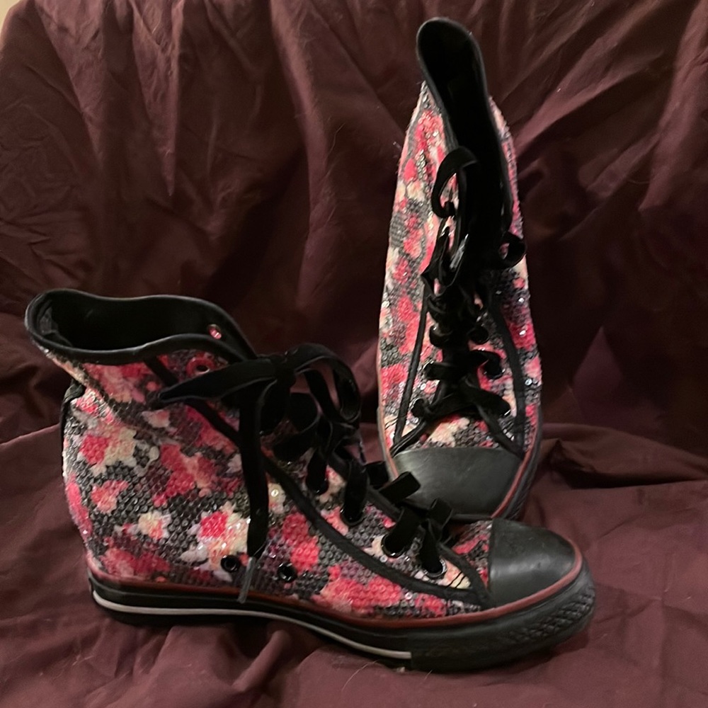 Daddy’s $ womens size 8 sewing high heel sneaker. Velvet laces. Super Cute